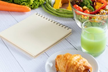 Salata, meyve suyu, ekmek ve sebzeli boş defter planlayıcısı. kalori kontrolü, yemek planı, gıda diyeti ve kilo kaybı kavramı.