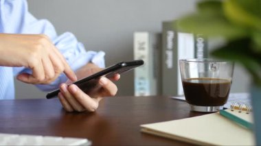 Sosyal medyada cep telefonu sörfü yapan, haberleri kontrol eden, mesajları okuyan, akıllı telefon uygulamasını cihaz teknolojisiyle eğlenmek için kullanan insanların yan görüntüsü