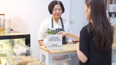 Sağır bir insan kahve dükkanında personel olarak işe alınır, önlüğe sağır personel tabelası asılır, müşterilerle iletişim kurmak için işaret dili kullanır ve tezgahtan sipariş alır..