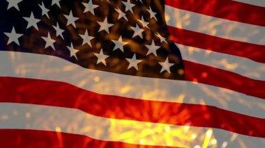 Mutlu ulus bayramı kutlamaları. Amerika Birleşik Devletleri bayrağı güzel gerçek havai fişeklerle dalgalanıyor.