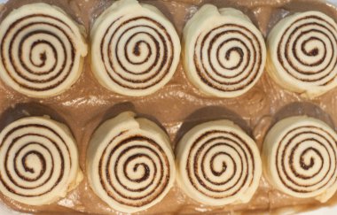 Taze ev yapımı tarçınlı rulo ya da beyaz krema soslu çörekler. afiş, menü, metin tarifleri için yer, üst görünüm