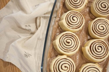 Taze ev yapımı tarçınlı rulo ya da beyaz krema soslu çörekler. afiş, menü, metin tarifleri için yer, üst görünüm