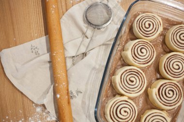 Taze ev yapımı tarçınlı rulo ya da beyaz krema soslu çörekler. afiş, menü, metin tarifleri için yer, üst görünüm