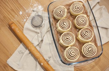 Taze ev yapımı tarçınlı rulo ya da beyaz krema soslu çörekler. afiş, menü, metin tarifleri için yer, üst görünüm