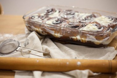 Taze ev yapımı tarçınlı rulo ya da beyaz krema soslu çörekler. afiş, menü, metin tarifleri için yer, üst görünüm