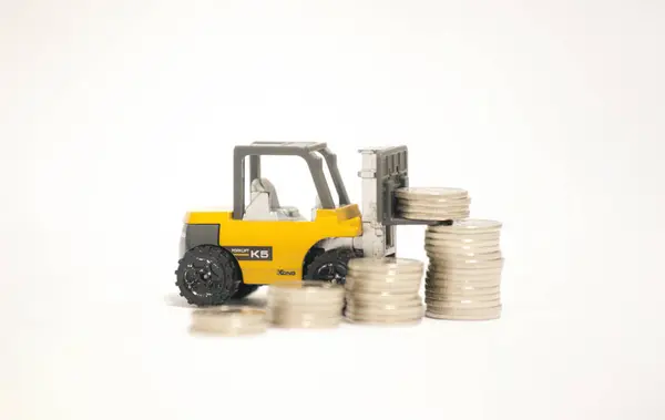 Bir forklift, demir çubuklar şeklinde büyüyen bir grafiğe karşı madeni para kaldırıyor. Bu, iş büyümesini, karı ve finansal başarıyı simgeliyor. Finans, yatırım veya işletme üzerine makaleler ve sunumlar için mükemmel.
