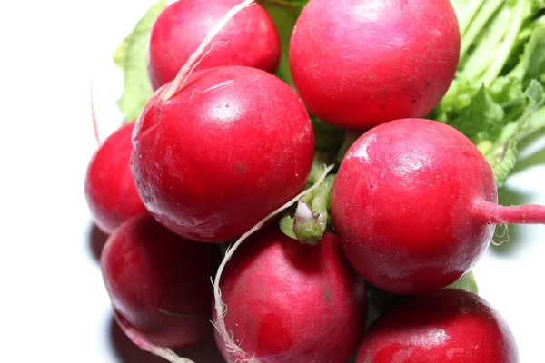 Červená Šťavnatá Ředkvička Vršky Izolovanými Bílém Pozadí Zdravé Jídlo Zelenina — Stock fotografie