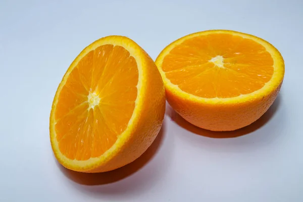 Laranjas Suculentas Laranja Isoladas Fundo Branco Alimentação Saudável Frutas Deliciosas — Fotografia de Stock