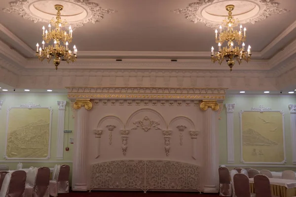 Grande Salão Banquetes Com Belos Lustres Pendurados Teto Esculpido Restaurante — Fotografia de Stock