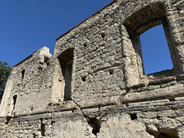 Eski bir Yahudi sinagogunun kalıntıları. Eski bir harabe bina. Geçmişten bir dokunuş