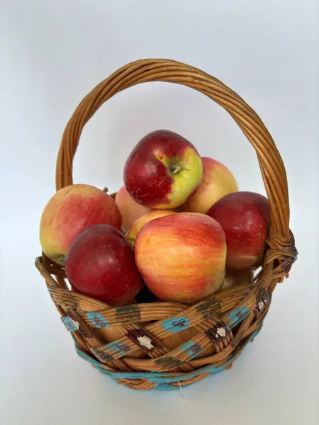 Sulu kırmızı elmalar. Düzgün beslenme için lezzetli ve sağlıklı meyveler. Sonbahar hasadı