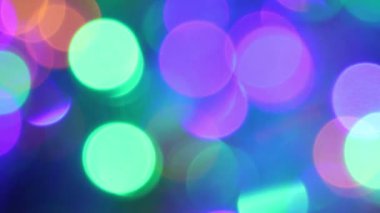 Bokeh etkisi ekranda dönüyor. Çok renkli daireler dönüyor ve yaklaşıyor.