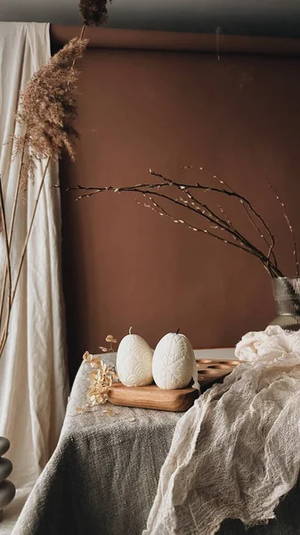 伝統的なイースターの装飾 茶色の質感の背景に白い卵の形で豆乳キャンドルを焼きます 幸せな東 背景にカラフルなイースターキャンドルや花 コピースペース 高品質の写真 — ストック写真