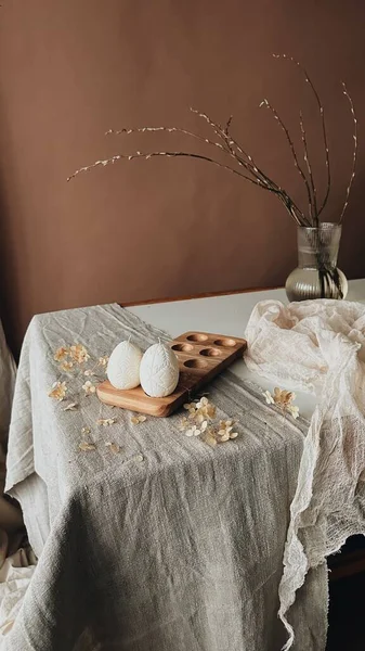 伝統的なイースターの装飾 茶色の質感の背景に白い卵の形で豆乳キャンドルを焼きます 幸せな東 背景にカラフルなイースターキャンドルや花 コピースペース 高品質の写真 — ストック写真
