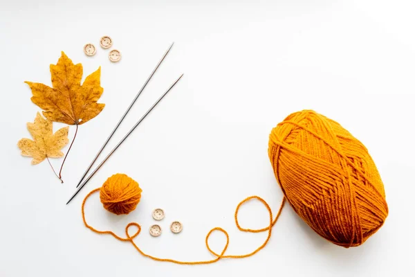 子供の靴下を編むためのセット オレンジの糸 編み針 ボタン センチメートル トップの居心地の良い雰囲気からの眺め 子供の靴下を編むことの始まり 高品質の写真 — ストック写真