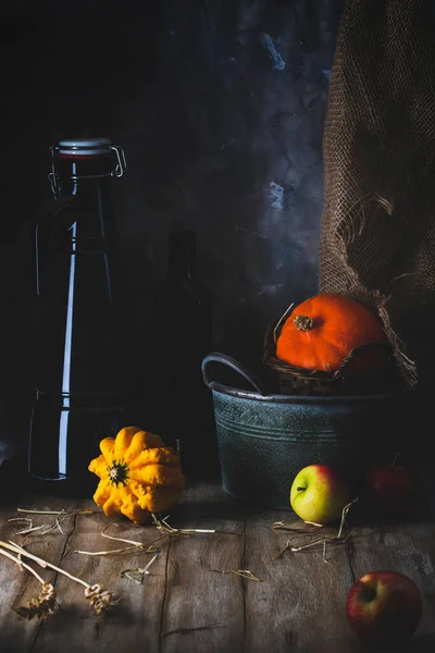 暗いクローゼットの中のカボチャとリンゴと古いもの — ストック写真