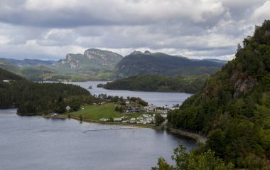 Norveç. Bir sonbahar günü fiyortları ve körfezi görmek