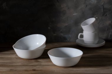 Duvarın arkasında beyaz tabaklar