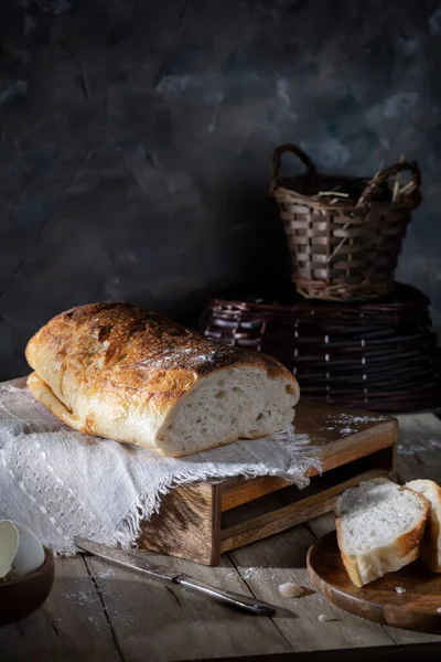 Gesneden Vers Zelfgemaakt Brood Rustieke Tafel — Stockfoto