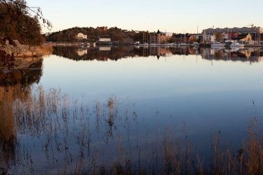 Bir sonbahar günü bulutsuz bir gökyüzünün altında şehrin seddi.