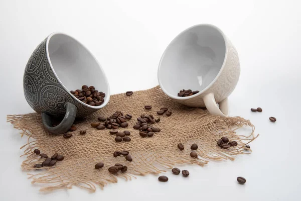 Weiße Und Graue Teetassen Und Verstreute Kaffeebohnen Auf Weißem Hintergrund — Stockfoto
