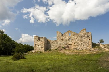Bir yaz gününde mavi gökyüzüne karşı eski bir evin kalıntıları.