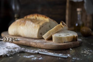 Kesme tahtasında beyaz ev yapımı ekmek.