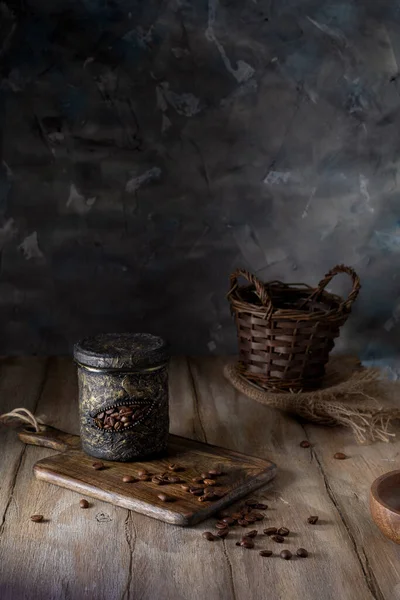 Σκορπισμένοι Καβουρδισμένοι Κόκκοι Καφέ Και Ένα Καλάθι Ξύλινο Τραπέζι — Φωτογραφία Αρχείου