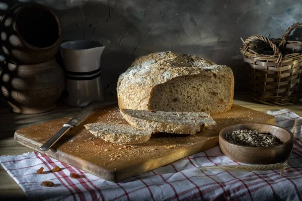 Krájený Domácí Žitný Chléb Rustikálním Stole — Stock fotografie