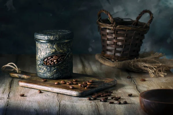 Geroosterde Koffiebonen Verspreid Een Rustieke Tafel — Stockfoto