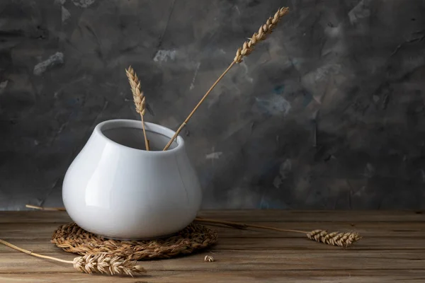 Белая Керамическая Ваза Колосья Пшеницы Серой Стене — стоковое фото