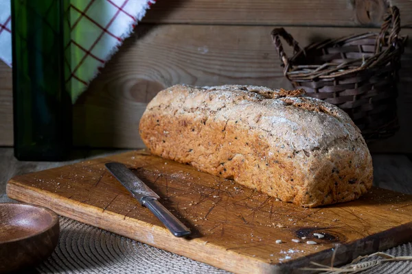 Σπιτικό Ψωμί Σίκαλης Ξύλο Κοπής — Φωτογραφία Αρχείου