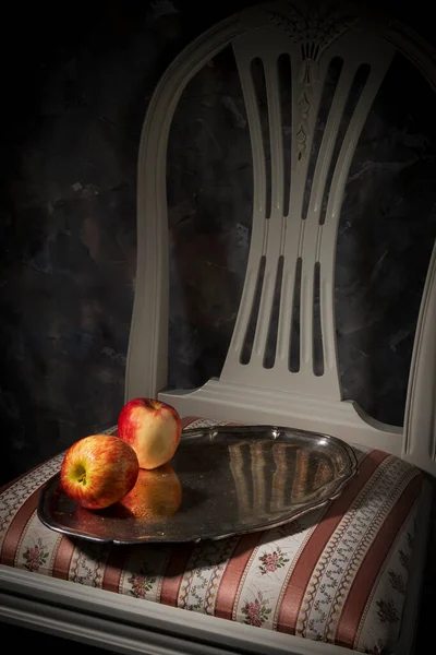 Fémtálca Vörös Almával Egy Vintage Széken — Stock Fotó