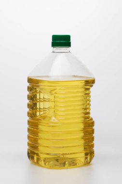 Beyaz arka planda izole edilmiş bitkisel yağlı plastik şişe.