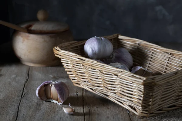 木制桌子上的大蒜和柳条篮 — 图库照片