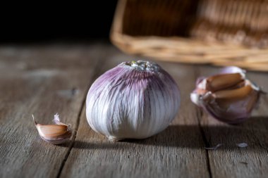 Tahta bir masada sarımsak.