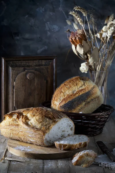 Pão Trigo Branco Fatiado Uma Mesa Madeira — Fotografia de Stock