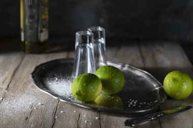 Limonlar ve shot bardakları metal bir tepside