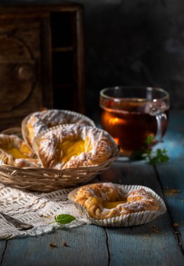 Köy masasında taze hamur işleri ve nane çayı.