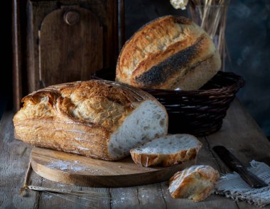 Bir kesme tahtası üzerinde beyaz ekmek dilimlenmiş