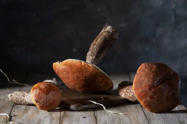 Kırsal bir masada orman mantarları