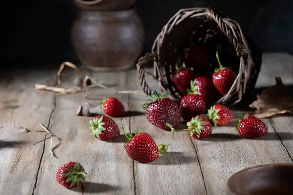 Wicker Basket Fresh Strawberries Scattered Rustic Table — Stock Photo, Image