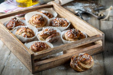 Tahta tepsiye şeker kırıntıları serpiştirilmiş ev yapımı tereyağlı kekler.