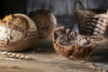 Yuvarlak çavdar ekmeği ahşap bir masada.