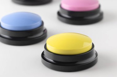 Beyaz arkaplandaki çoklu renkli ses düğmeleri