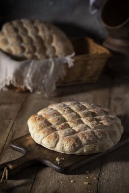 Kesme tahtasındaki taze ev yapımı ekmek.