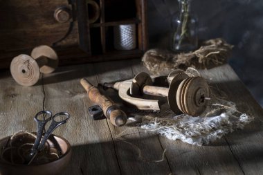 Kırık eski ahşap dönen tekerlek kırsal bir masada