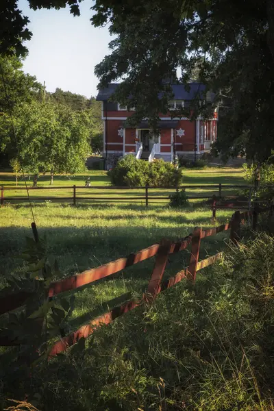 Bir yaz gününde at ağılının kırmızı ahşap çiti