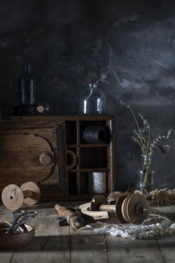 Kırık eski ahşap dönen tekerlek kırsal bir masada