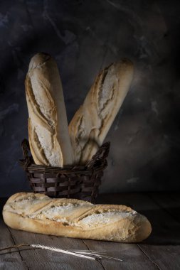 Tahta bir masada taze baget ve hasır sepet.